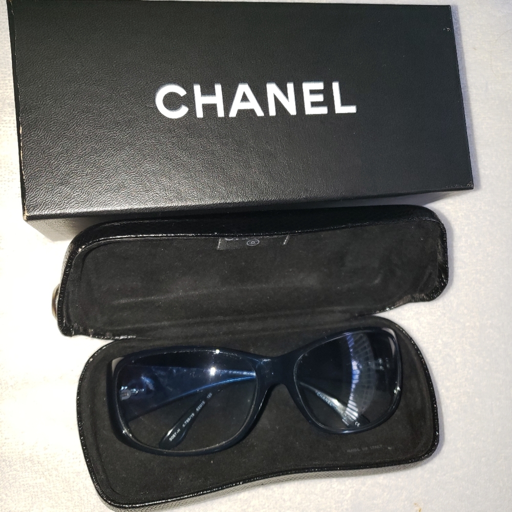 Chanel sunglasses n case - Picture 4 of 4
